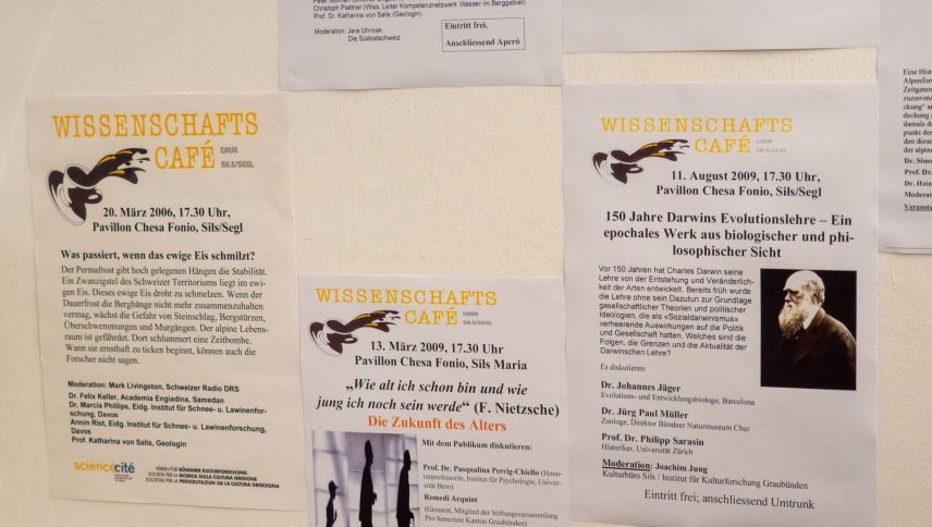 Die Ausstellung im Gemeindehaus in Sils zeigt einen Rückblick auf 20 Jahre ikg-Aussenstelle Sils. Foto: Jon Duschletta