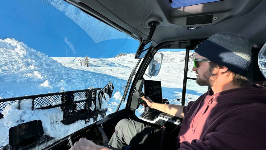 In der Kabine gibt es einige Bedienungselemente: GPS, Monitor und Joystick. Foto: Carolin Rohwäder