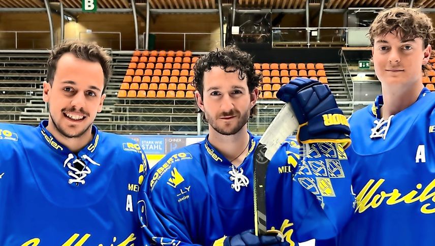 Das Captain-Team im neuen Dress: Gian Luca Ravo (Assistent), Luca Roffler (Captain), Mattia Marco Cadisch (Assistent). Foto: EHC St. Moritz