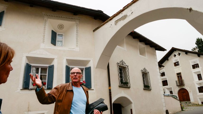 Architekt Marcello Giovanoli führte in Bever den Open-Doors-Architekturspaziergang. Foto: Jon Duschletta