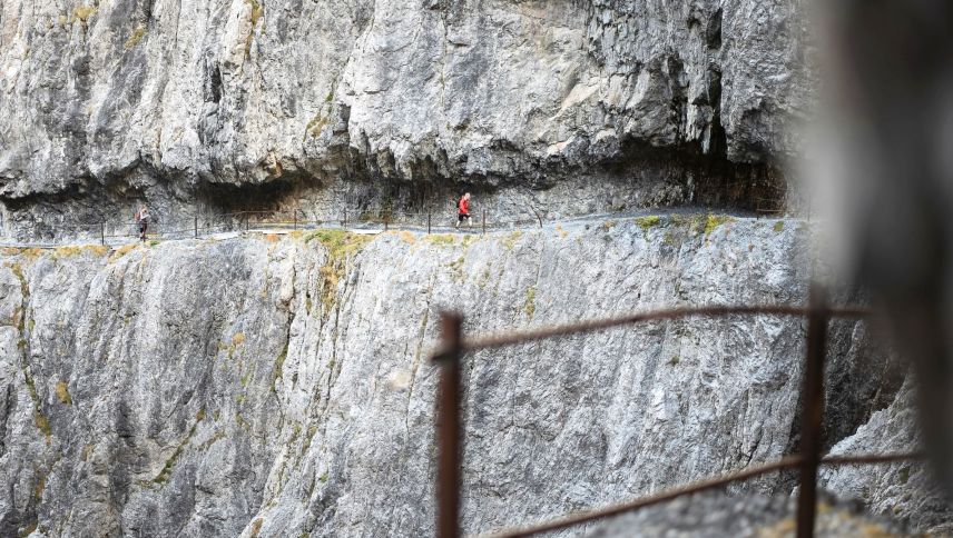 Der spektakuläre Felsenweg in der Val d’Uina. Foto: Graubünden Ferien