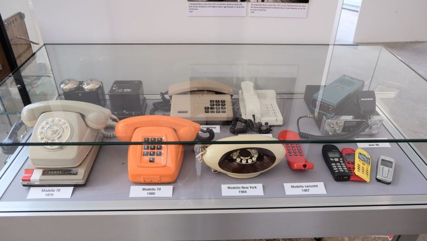 Telefonapparate aus der älteren und jüngeren Vergangenheit. Foto: Ruth Pola