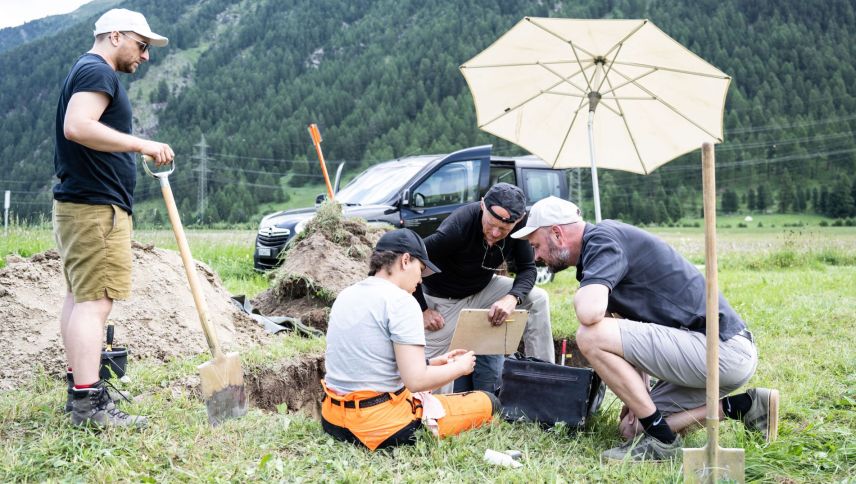 Von links: Bodenbiologe Florian Gschwend, Bodenexpertin Lisa Pirisinu, Bodenkundler Martin Zürrer und Bodenexperte Maurus Fischer. Foto: Mayk Wendt