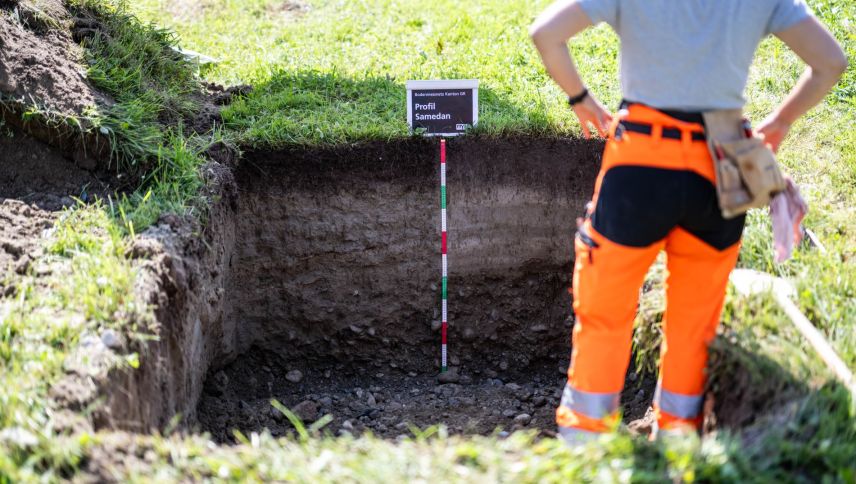 Das «Profil Samedan» im kantonalen Bodenmessnetz ist eine rund eineinhalb Meter tiefe Grube in der Nähe des Flugplatzes in Samedan. Hier werden Bodenaufbau und Bodenbeschaffenheit untersicht, unter anderem in Bezug auf Trockenheit. Foto: Mayk Wendt