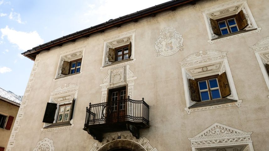 Alleine die Fassade der Chesa Gregori wurde während zwei Jahren sanft restauriert. Der Bauherr, ein Historiker, überlegt sich, ob er das Haus freiwillig unter Denkmalschutz stellen lassen will. Foto: Jon Duschletta