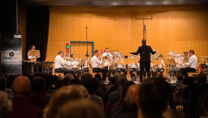Per l'ultima jada insembel sül palc? Davo trais ons piglia il proget da musica intercunfinar "Brass Band Terra Raetica" üna fin (fotografia: Jeremias Donchi).