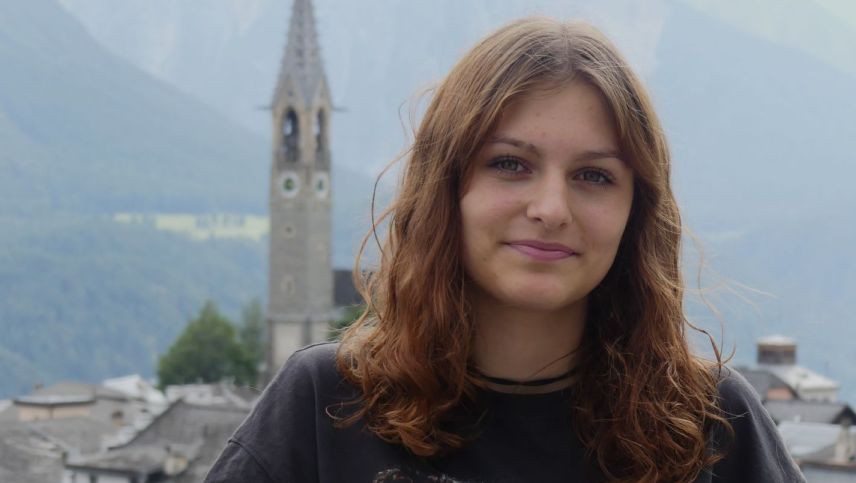 La chantautura giuvna Arina Nuotclà alias «Ari» da Sent es pronta per quai chi vegn, saja quai in vista al cumanzamaint a seis giarsunadi o lura a sia carriera musicala (fotografia: Dario Müller).