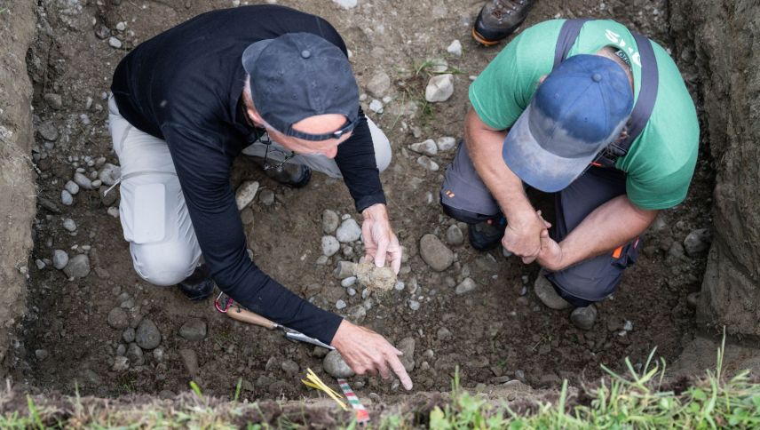 Bodenkundler Martin Zürrer (links) und ein Landwirt tauschen sich über die Bodenbeschaffenheit aus. Foto: Mayk Wendt