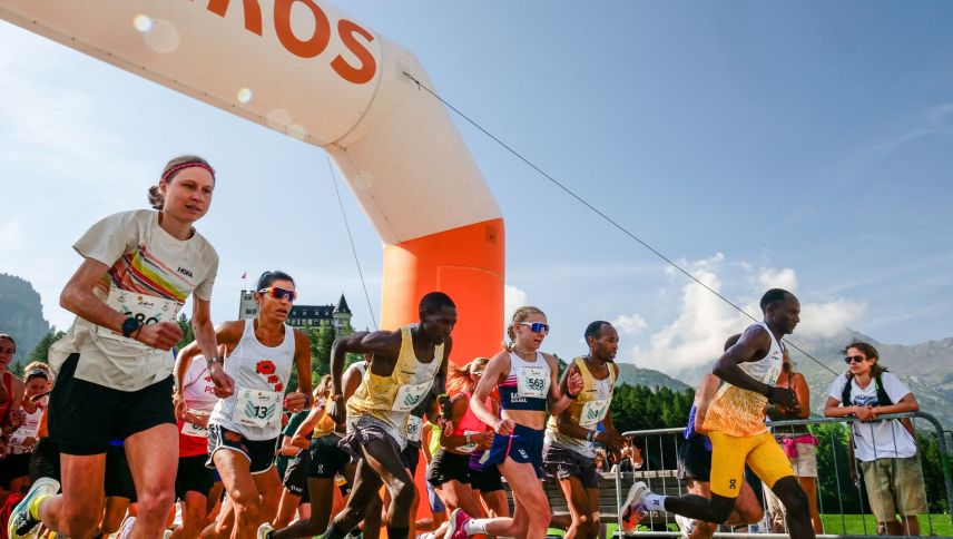 Punkt 10.15 Uhr fiel in Sils der Startschuss zum 47. Engadiner Sommerlauf mit Ziel in St. Moritz-Bad. Foto: Jon Duschletta