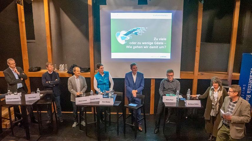 Das Podium mit v.l.: Michael Caflisch, Reto Rupf, Hans Lozza, Carolin Scheiter, Kurt Bobst, Harry Keel, Moderatorin Barbara Haller der Academia Raetica und Organisator David Jenny der Engadiner Naturforschenden Gesellschaft. Foto: Jon Duschletta