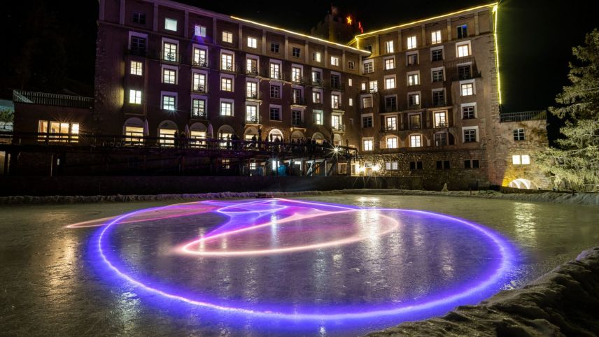 Projektion des NFT-Kunstprojektes «Kleee 02» von Johannes Gees auf dem Eisring des Hotels Castell in Zuoz.
Foto: Mayk Wendt. Courtesy E.A.T. / Engadin Art Talks Stiftung