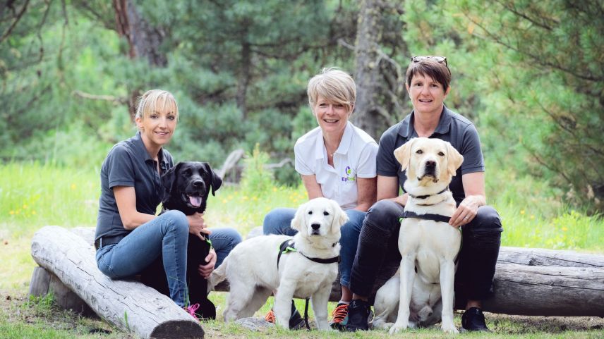 Die Präsidentin von «EpiDogs for Kids», Madlaina Blapp-Franziscus (rechts), ist im Engadin aufgewachsen und organisiert jedes Jahr ein Wochenendseminar des Vereins im Tal. Foto: z. Vfg