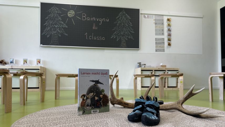 Das Schulzimmer der ersten Klasse in Zernez ist bereit.	 Foto: Fabia Niggli