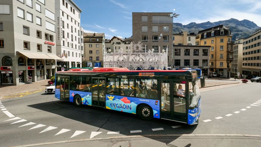 Aktuell beschlossene Änderungen am Fahrplan von Engadin Bus werden erst umgesetzt, wenn das hängige Beschwerdeverfahren gegen die Auftragserteilung zugunsten von Engadin Bus entschieden ist. Foto: Jon Duschletta