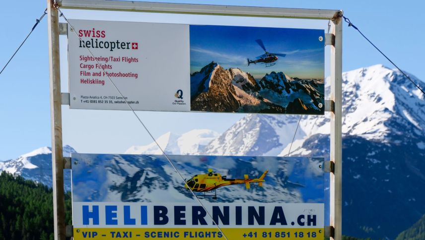 Die beiden in Samedan ansässigen Helikopterunternehmungen Swiss Helicopter und Heli Bernina sind in einem hart umkämpften Markt tätig. Obschon sie Mitbewerber sind, spannen sie bei ­grösseren Transportaufträgen auch mal zusammen. Foto: Jon Duschletta