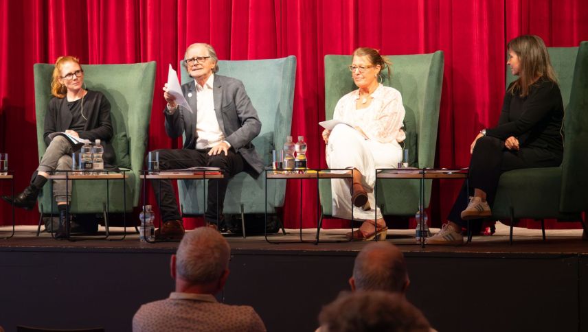Das Raberleda-Podium mit (von links): SGO-Stiftungsratspräsidentin Selina Nicolay, Moderator Jakob Fuchs, Sanadura Verwaltungsrätin Barbara Aeschbacher und der Vorsitzenden des Gesundheitsrates Isabel Wenger. Foto: Jon Duschletta