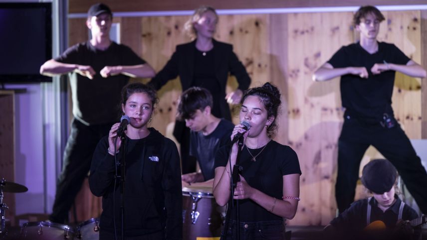 Jugendliche des Lyceum Alpinum führten das Stück New World auf. Foto: Mayk Wendt