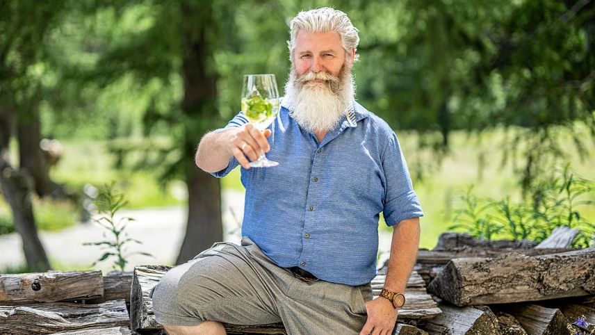 Roland Gruber stösst auf den 18. Geburtstag seiner Kreation Hugo an. (Foto: Mayk Wendt)