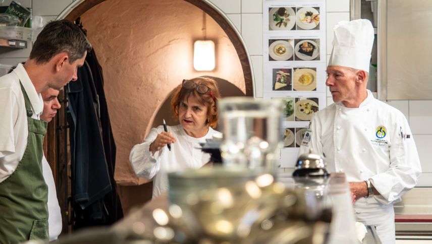 Besprechung vor dem Start in den "Abend im Zeichen der Küche", mit, v.l.: Kellner Andi und Aleš, Geschäftsführerin Elisabeth Dal Ponte und Gastkoch Gerd Reber. Foto: Jon Duschletta