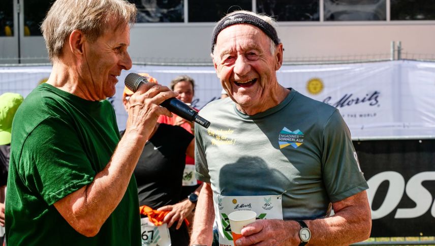 Moderator Alfredo «Lupo» Wolf mit «Jubilar» Walther Schaufelberger aus Küsnacht. Er hat Jahrgang 1942 und lief die 10,4 Kilometer des Run Pontresina in 1:15:55 Stunden. Foto: Jon Duschletta