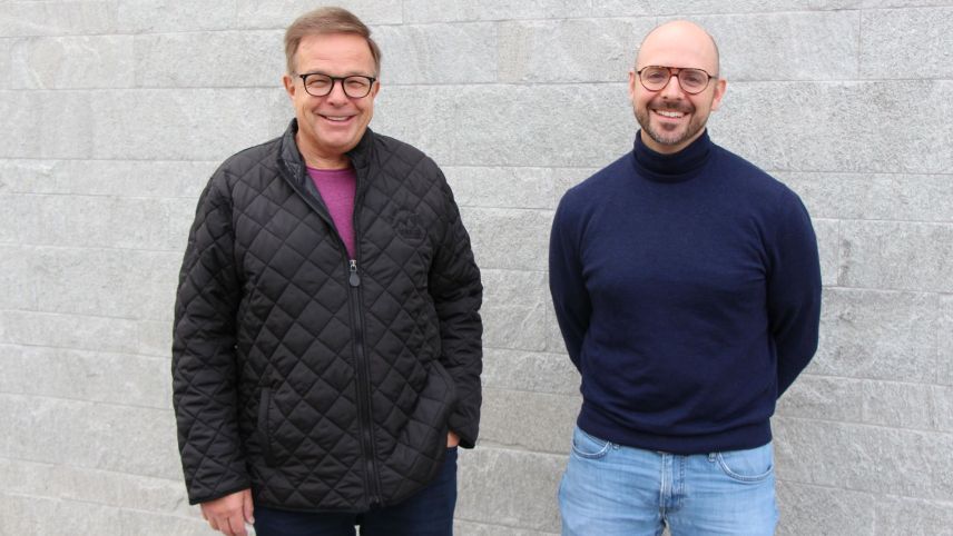 Werner Signer (links) und Jan Henric Bogen organisieren die Meisterkurse Opern Campus 3303 und Musical Campus 3303 in Silvaplana. Foto: Stefanie Wick Widmer