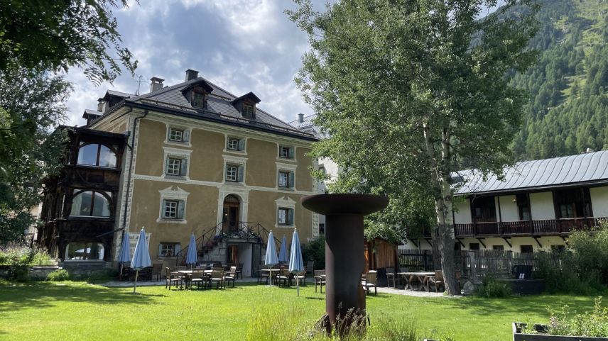 Der weitläufige Garten ist ein Highlight der Chesa Salis. Foto: Fadrina Hofmann