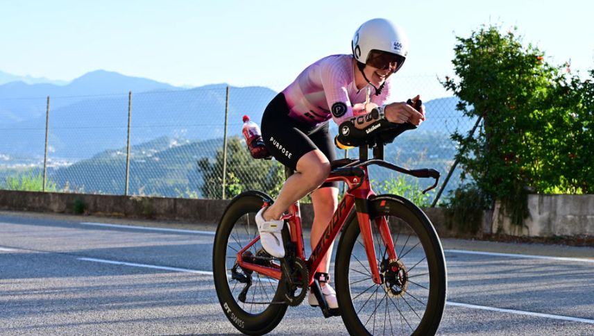 Jenni Paglia auf der 90 km langen Radstrecke in und um Nizza. Foto: Finisherpix