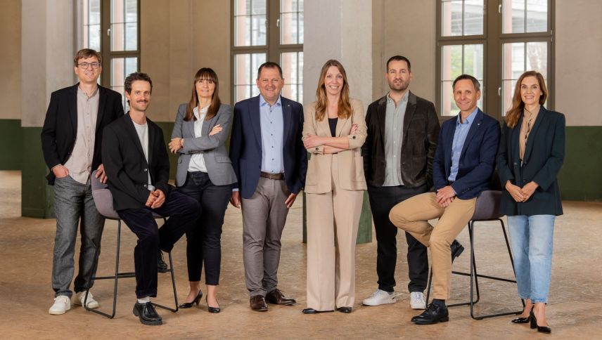Il nouv team da direcziun RTR (da schnestra): Corsin Gadola, Tinet Gaudenz, Flurina Foppa, Valentin Schmed, Simona Caminada, directura, Flavio Bundi, Beat Lozza ed Anna Serarda Campell (fotografia: RTR).