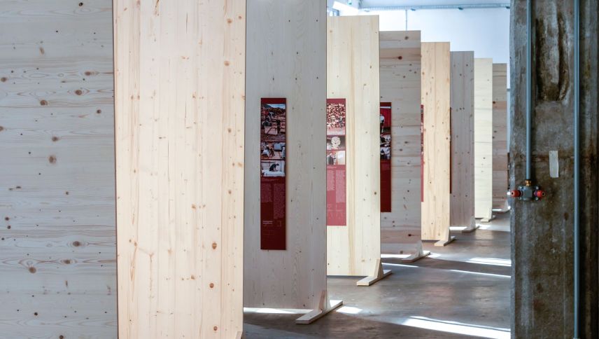Heimisches Holz soll nicht nur für Energiezwecke Verwendung finden, sondern auch für die Produktion eigener, gelabelter Möbelserien oder Holz-Halbfabrikate wie beispielsweise massiven Dreischichtplatten. Foto: Jon Duschletta