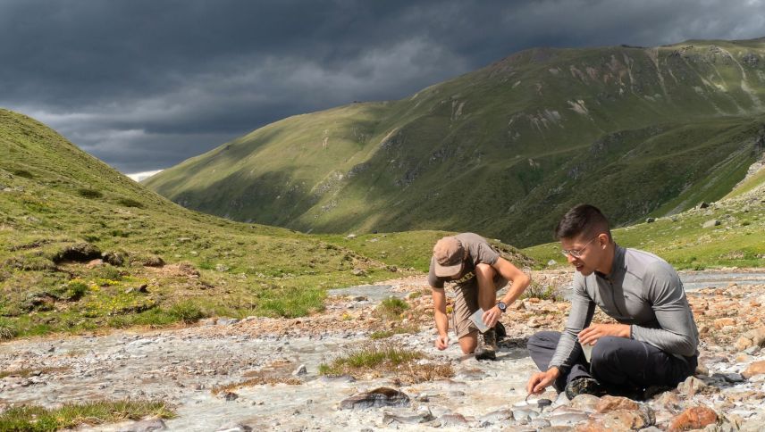 Probeentnahmen in der Val Costainas.	Foto: Christoph Wanner