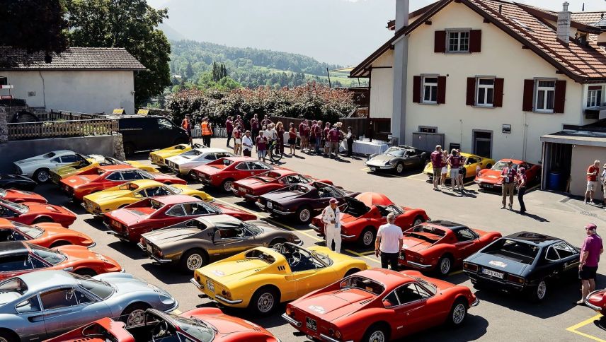 Glänzender Lack und eindrucksvolle Alpenkulisse: In Silvaplana versammeln sich im Juni seltene Ferrari-Dino-Klassiker Foto: Alberto Zeni