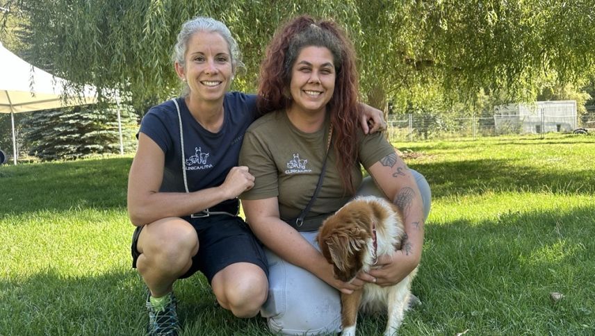 Elvira Gmür und Rebecca Tschalär sind Teil des Teams im Tierhotel Clinica Alpina Ramosch. Foto: Fabia Niggli