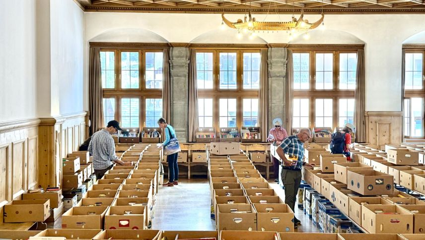 Ein Raum volle Bücherschachteln. Foto: Fadrina Hofmann