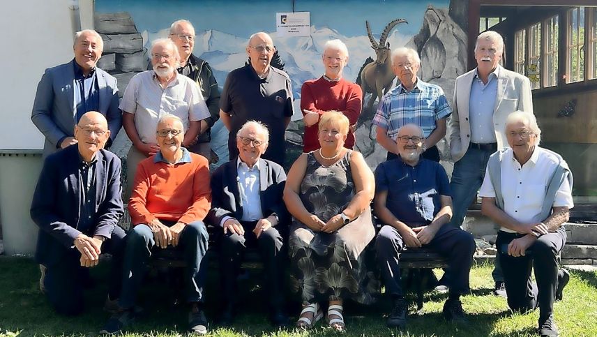 Die Ehrenmitglieder des Graubündner Kantonalen Musikverbandes und einige Gäste anlässlich der jährlichen Tagung in Bonaduz. Foto: Not Janett-Jenal