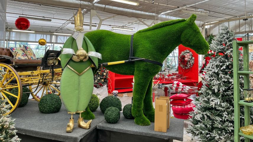 Kein Wunder seh ich rot, wenn solcherlei Weihnachtsdekos schon meine Herbstferien begleiten. Foto: Jon Duschletta