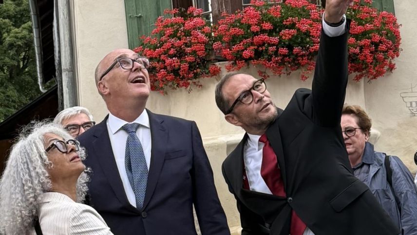 Fadri Häfner da Guarda muossa als giasts d'onur la "chasa dad Uorsin". fotografia:Fadrina Hofmann
