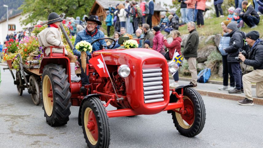 Beim Erntedankfest in Valchava gehört der traditionelle Festumzug zu den Höhepunkten des Tages. Foto: Dominik Täuber