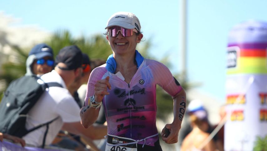 Trotz grosser Anstrengung und warmen Temperaturen hat Jenni Paglia noch ein Lächeln übrig. Foto: Finisherpix