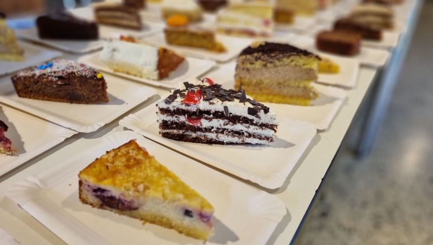 Na be las vachas, ma eir las tuortas han fat parada al marchà ed exposiziun da muvel a Zernez (fotografia: Anna Bott).