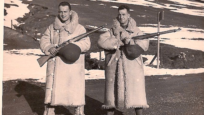 Soldaten im Winter 1942, ausgestattet mit dicken Schafspelzmänteln und gefütterten Stiefeln. Bei Temperaturen von bis zu minus 30 Grad schützte diese Montur die Männer während ihres Militärdienstes vor der Kälte. Foto: z. Vfg.
