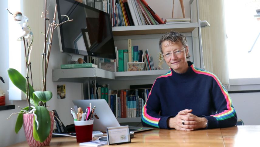 Franziska Barta in sia pratcha da meidi a Zuoz, chi’s rechatta güsta in vicinanza da la staziun (fotografia: Martin Camichel/fmr).