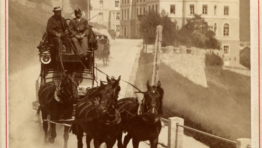 Die Postkutsche vor dem Hotel Belvedere. Foto: J.J. Rauch