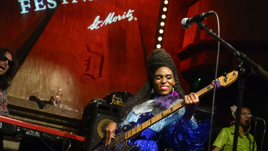Nach ihrem Konzert 2018 kehrte die amerikanische Bassistin und Sängerin Nik West ans Festival da Jazz zurück und eröffnete dieses mit einem fulminanten Funk-Konzert im Dracula Club. Foto: fotoswiss.com/Giancarlo Cattaneo