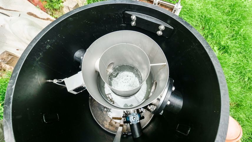 In Bernina Suot ermittelt ein mobiler «M-WABEsense»-Schacht Wassertemperatur und Quellergiebigkeit als Basis für die weitere gründliche Planung. Foto: Jon Duschletta