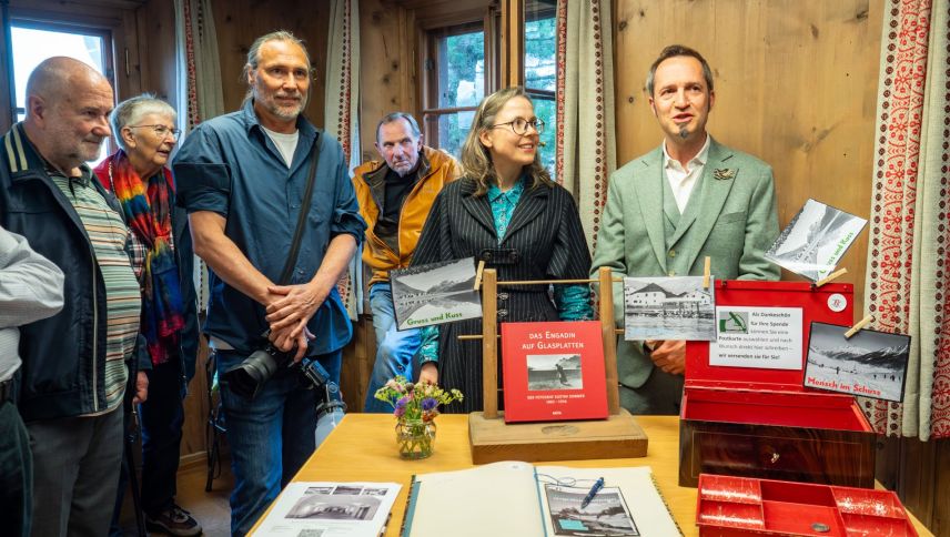 Die Ausstellungsmacher: Gian-Nicola Bass (dritter von links), Selma Mahlknecht und Kurt Gritsch (rechts). Foto: Jon Duschletta 
