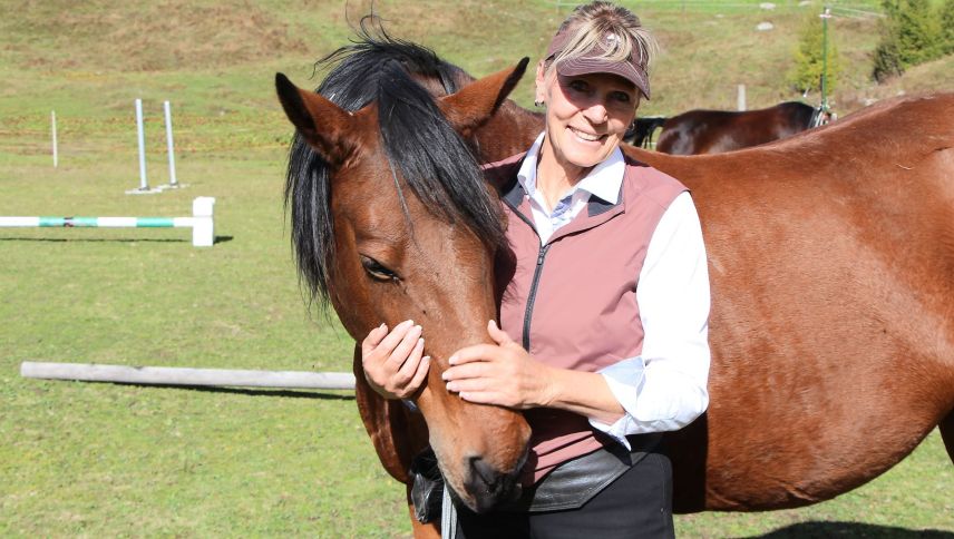 Horsemanship- und Mentaltrainerin Liz Heer mit ihrer Stute «Chocolate». Foto: Liz Heer (z. Vfg)