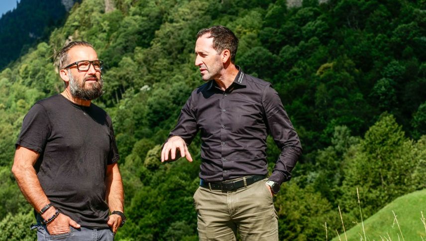 Roland Valentin (links) und Fadri Guler in Soglio. Foto: Jon Duschletta