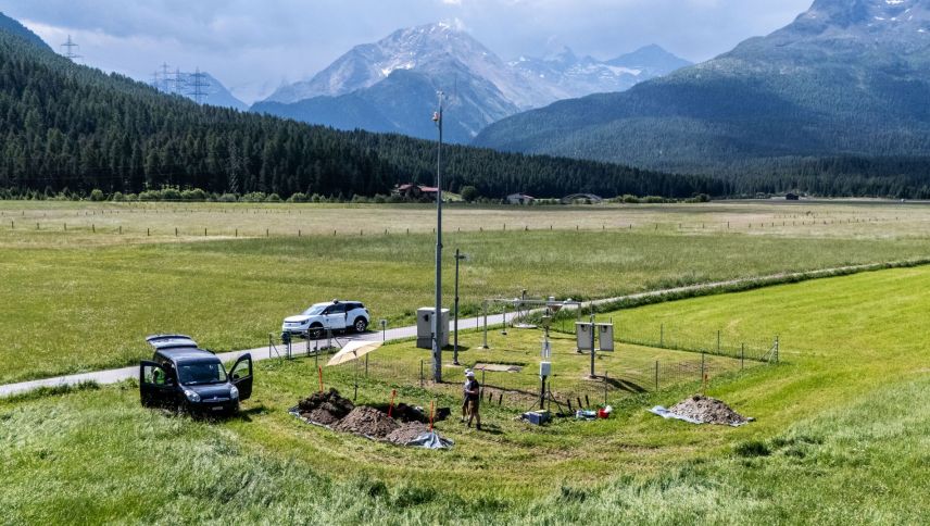 Die Bodenmessstation mit der ausgehobenen Untersuchungsgrube befindet sich beim Flugfeld in Samedan. Foto: Mayk Wendt