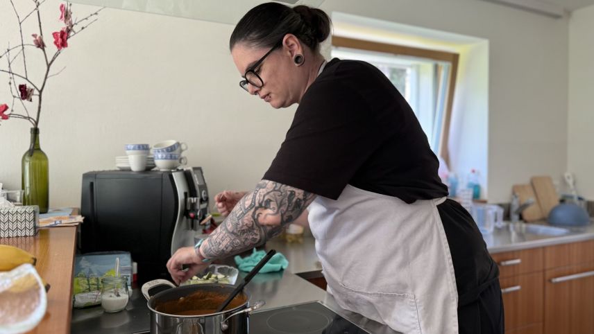Leiterin Stephanie Thür kocht jeden Tag für die Gäste. Foto: Fadrina Hofmann