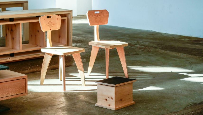 Blick in die noch bis Samstag geöffnete Ausstellung im Punto Rosso beim Bahnhof Poschiavo wo unter anderem Prototypen von Designmöbeln zu sehen sind. Foto: Jon Duschletta